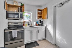 冷蔵庫、電子レンジ、オーブン、コンロ