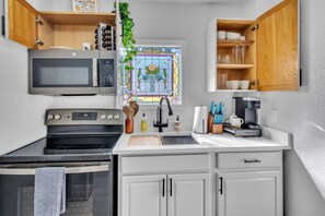 Geladeira, micro-ondas, fogão, cooktop