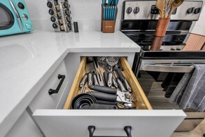 冷蔵庫、電子レンジ、オーブン、コンロ