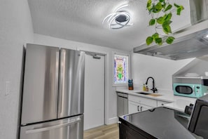 Réfrigérateur, four à micro-ondes, un four, surface de cuisson