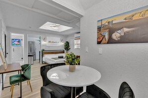 1 habitación, escritorio, tabla de planchar con plancha y wifi 