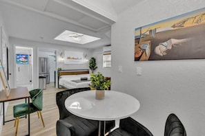 1 habitación, escritorio, tabla de planchar con plancha y wifi