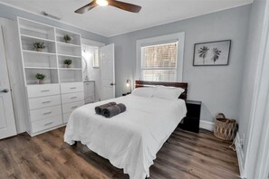 3 habitaciones, escritorio, tabla de planchar con plancha y wifi