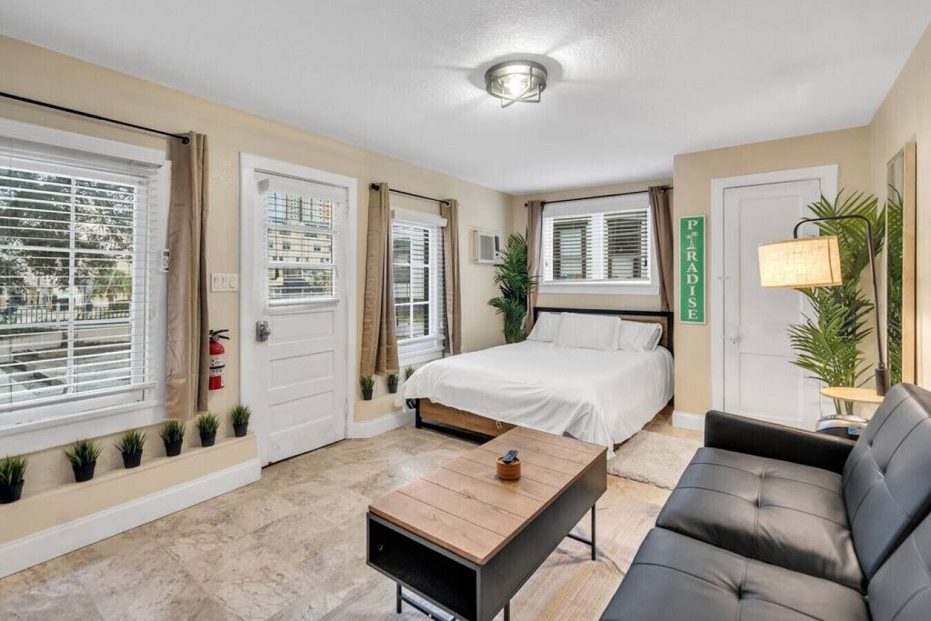 4 soverom, skrivebord, strykejern/-brett og reiseseng for barn