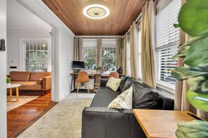 Fernseher, Kamin, Arbeitsbereiche