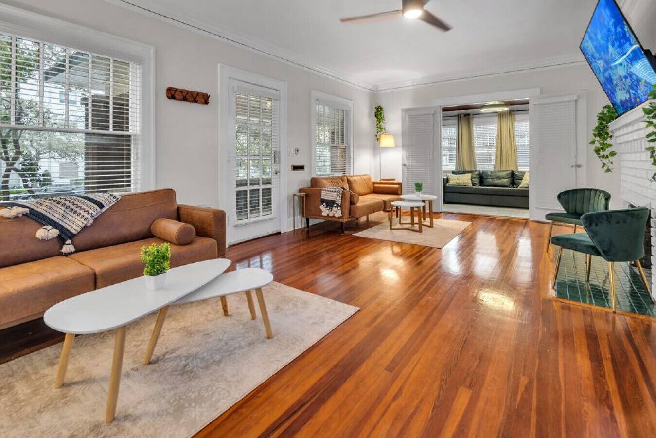 Télévision, cheminée, espaces bureaux