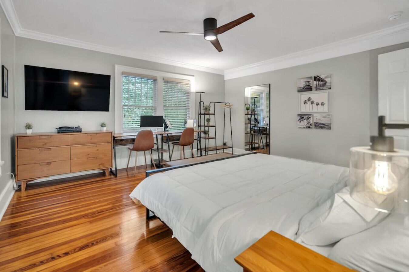 4 chambres, bureau, fer et planche à repasser, lit parapluie