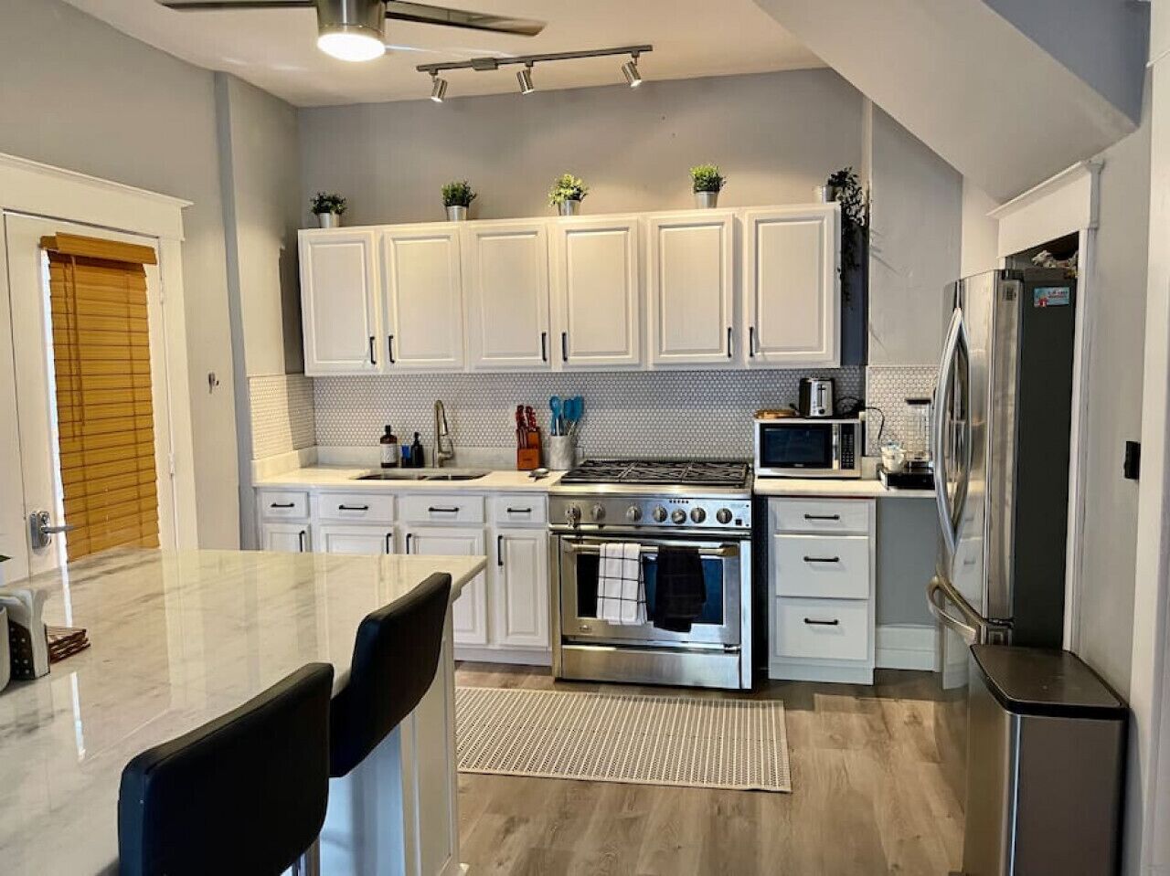 Refrigerador, microondas, horno y parrilla de estufa 