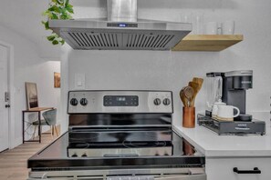 Kylskåp, mikrovågsugn, ugn och spishäll