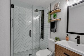 Secadora de cabello, toallas, papel de baño 