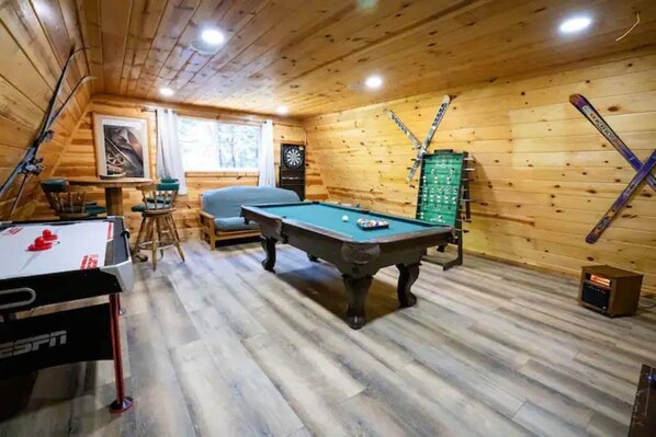 A wooden cabin with a pool table, a dartboard, and skis leaning against the wall. - Cozy retreat near Dodge Ridge Ski Resort, and Pinecrest Lake with fast Wi-Fi (Cold Springs)