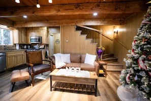 Smart TV, fireplace, DVD player, foosball - Cozy retreat near Dodge Ridge Ski Resort, and Pinecrest Lake with fast Wi-Fi  (Cold Springs)