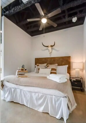 1 bedroom, iron/ironing board, WiFi, bed sheets - Broadway Booze N' Snooze (Nashville)