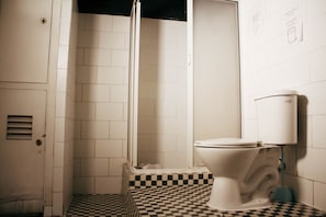 Bathroom - salvador hostal&cafe (Santiago)
