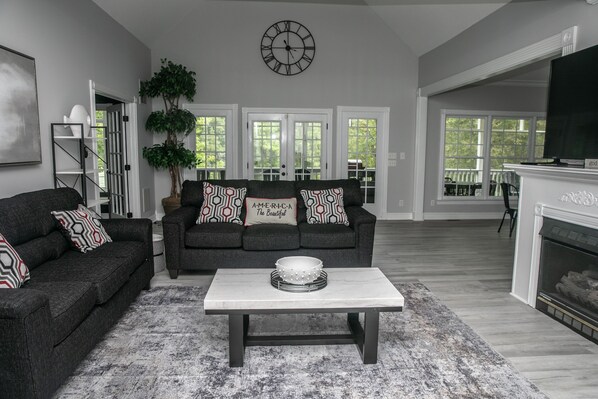 TV - New Renovated Lake Front Home 6,000 SqFt Sleeps 22 (Bracey)