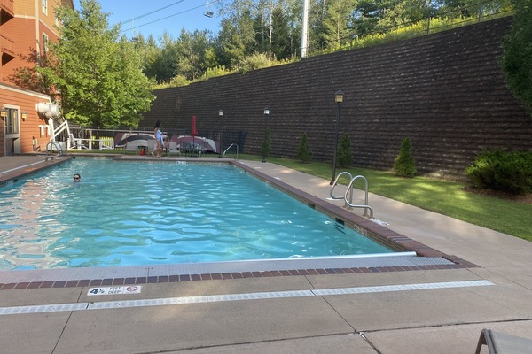 Piscina a l'aire lliure i piscina climatitzada