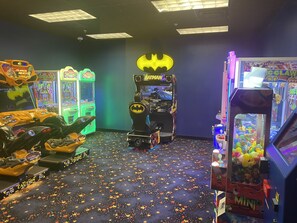 Game room - 2 bed/2 bath w/sauna, steam room, hot tub, heated pool, exercise and game rooms! (Hunter)