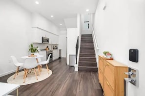Interior - Modern Townhome Free Parking Rooftop (Seattle)