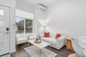 Living area - Modern Townhome Free Parking Rooftop (Seattle)