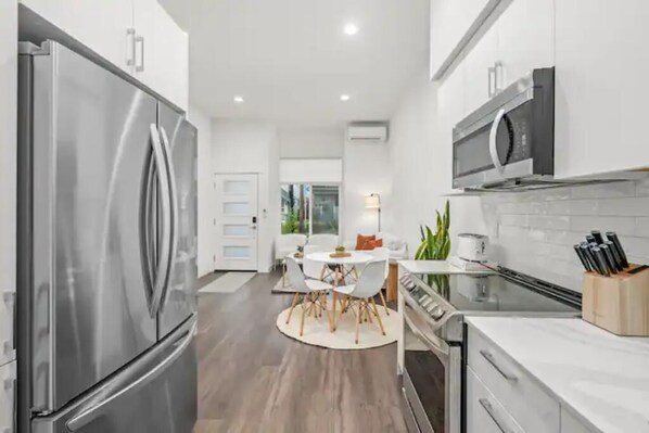 Private kitchen - Modern Townhome Free Parking Rooftop (Seattle)