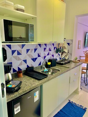 Apartamento básico | Cocina privada | Frigorífico pequeño, microondas, placa de cocina y licuadora