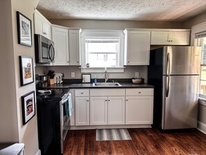 Kjøleskap, mikrobølgeovn, ovn og kokeplater