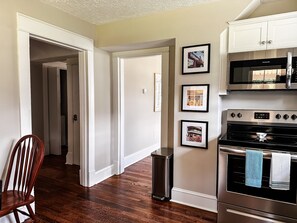 冷蔵庫、電子レンジ、オーブン、コンロ