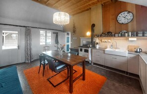 Kjøleskap, ovn, kokeplater og oppvaskmaskin