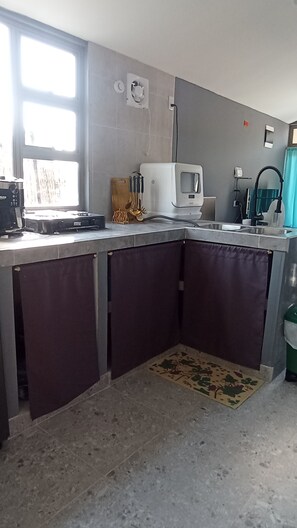Private kitchen - Tiny House Kingdom Deluxe King Bed 3 minutes from the beach and the airport (Santiago de Tolú)