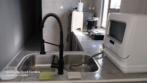 Private kitchen - Tiny House Kingdom Deluxe King Bed 3 minutes from the beach and the airport (Santiago de Tolú)