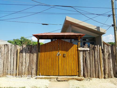 Tiny House Kingdom Deluxe King Bed 3 minutes from the beach and the airport