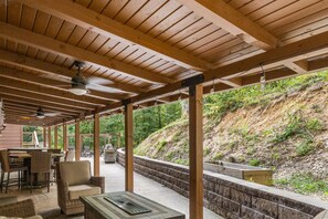 Terrace/patio - It's Got it all Y'all (Pigeon Forge)