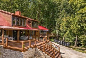 Front of property - It's Got it all Y'all (Pigeon Forge)