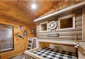 Signature Cabin | 10 bedrooms, desk, soundproofing, iron/ironing board - It's Got it all Y'all (Pigeon Forge)