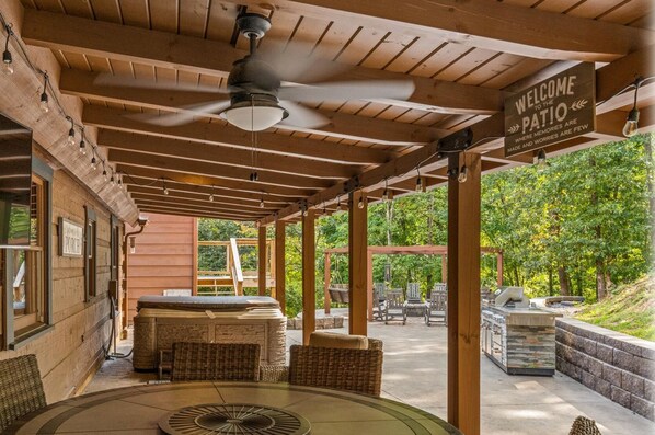 Signature Cabin | Terrace/patio - It's Got it all Y'all (Pigeon Forge)