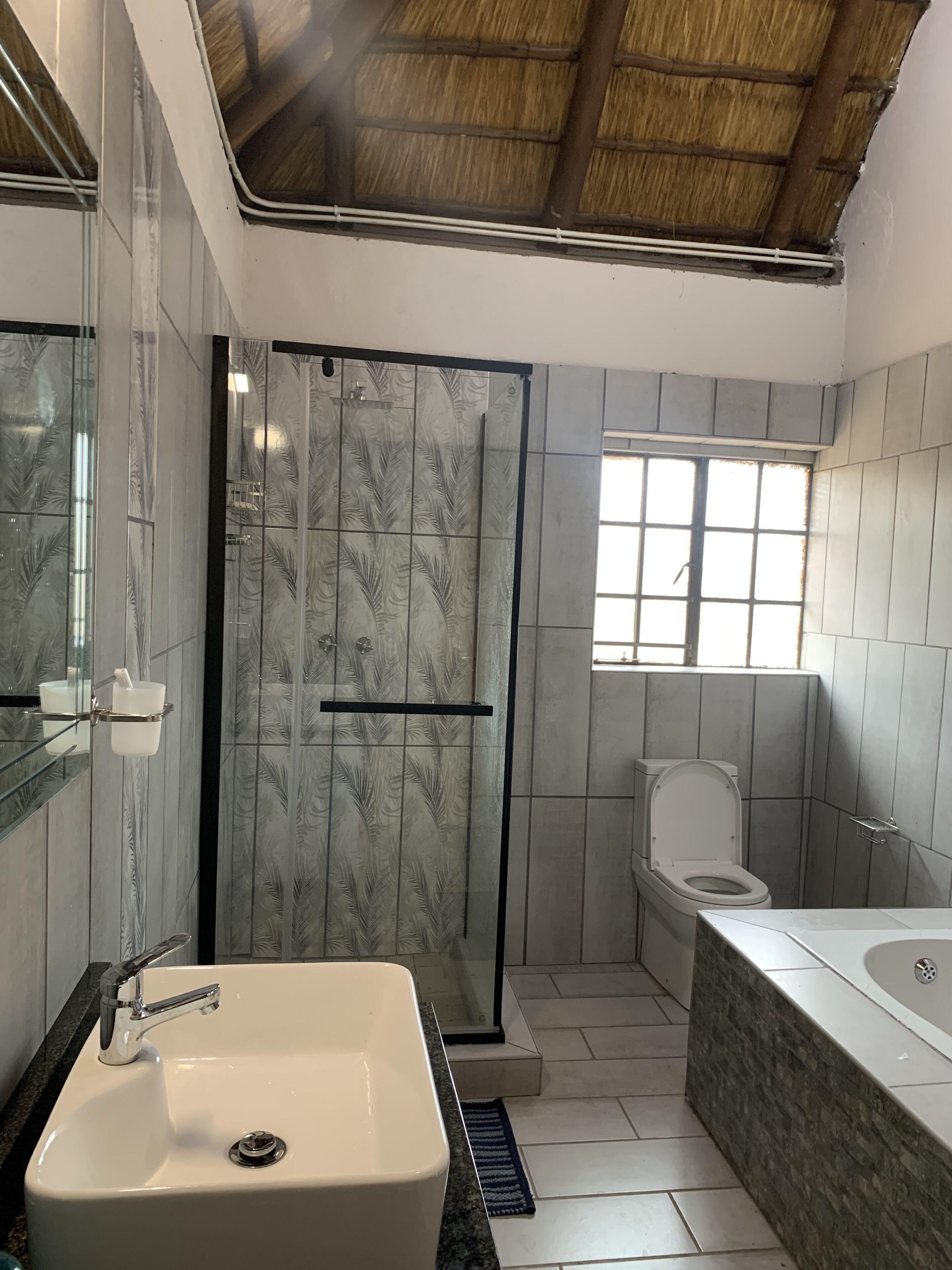 Sèche-cheveux, bidet, serviettes fournies, papier toilette
