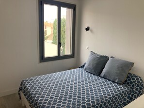 8 habitaciones, tabla de planchar con plancha, wifi y ropa de cama 