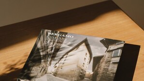 Um livro intitulado 'BERGAMO Citta Alta Citta Bassa' com uma fotografia de um edifício na capa.