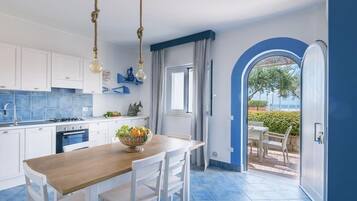 Kühlschrank, Ofen, Herdplatte, Wasserkocher mit Kaffee-/Teezubehör