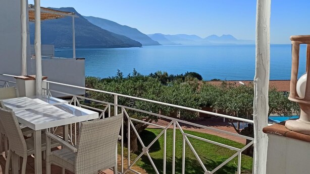 Outdoor dining - Petrasia  Sea view flat located in the Ruve Bianche Residence with swimming pool and private beach (Vibonati)