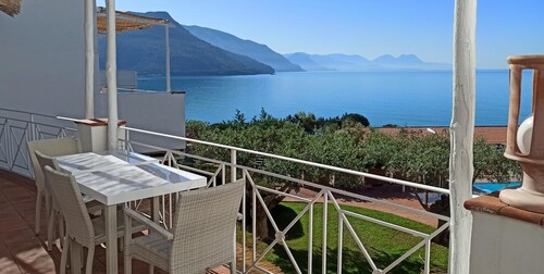 Petrasia  Sea view flat located in the Ruve Bianche Residence with swimming pool and private beach