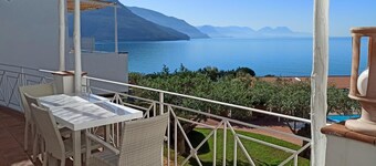 Petrasia Sea view flat located in the Ruve Bianche Residence with swimming pool and private beach