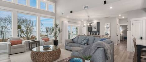 Smart TV, fireplace, books, stereo