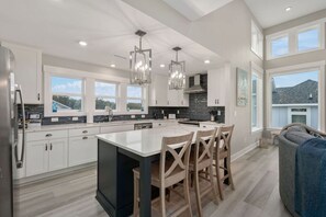 Fridge, microwave, oven, stovetop - Baydream Believer by Rather Be Properties (Corolla)