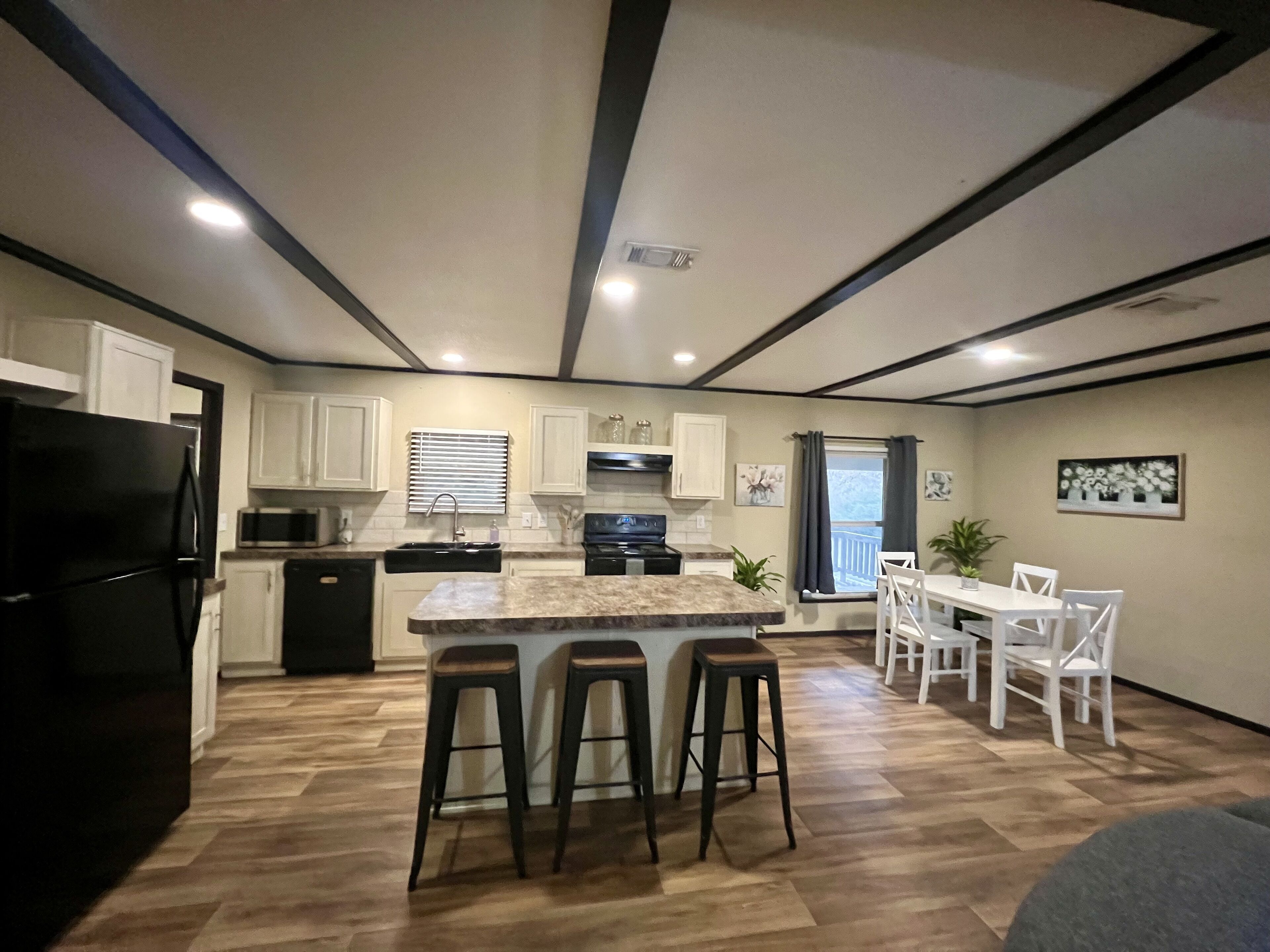 Nice Cozy 3/2 Home w/serene country atmosphere!! Minutes to town!