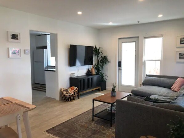 Living area - Modern cottage home in Glendale + patio & parking.
(Glendale)