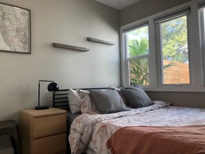 2 habitaciones, tabla de planchar con plancha, wifi y ropa de cama 