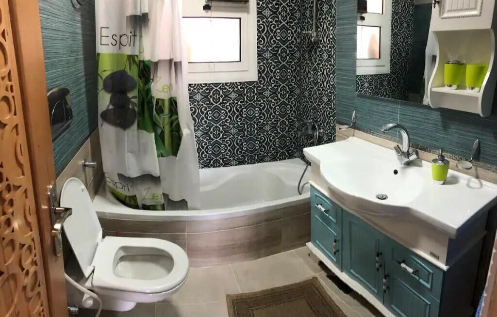 Douche, séchoir à cheveux, serviettes fournies, savon