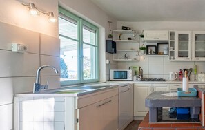 Een kookplaat, een vaatwasser