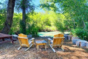 Property grounds - Basecamp Stays: Upscale Couple's Getaway, Hot Tubs (Driggs)